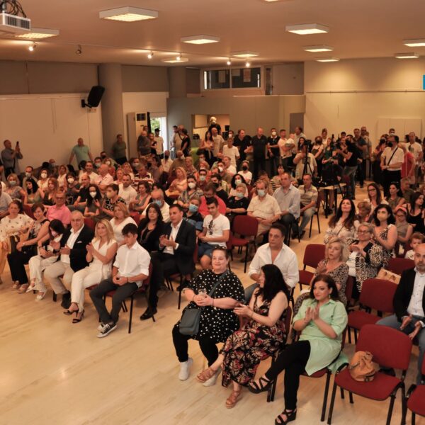 ΚΑΤΑΜΕΣΤΗ-Η-ΑΙΘΟΥΣΑ